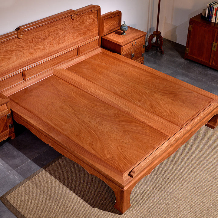 Handcrafted double bed in Pterocarpus macrocarpus with large ear details