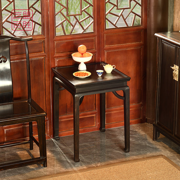 A small square side table made from African blackwood 紫光檀小香桌